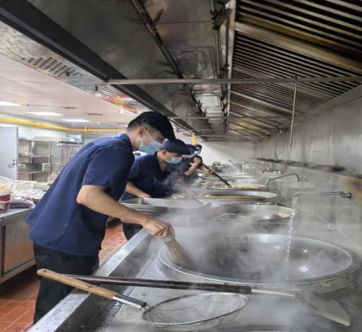 三餐暖心守护舌尖安心相伴走进人大附中三亚学校食堂_35.jpg