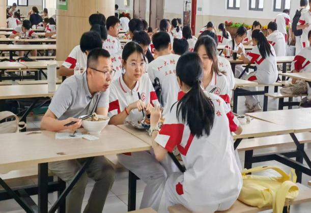 三餐暖心守护舌尖安心相伴走进人大附中三亚学校食堂_21.jpg