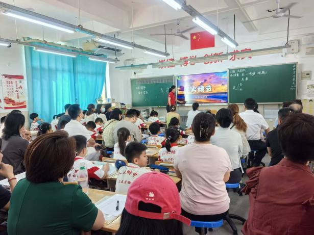 家校同心同行五育融合育人人大附中三亚学校小学部家长开放日活动_72.jpg