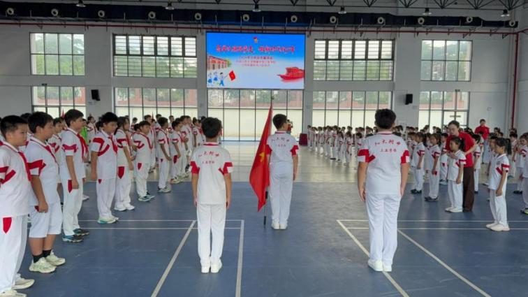 高举队旗跟党走做新时代好少年人大附中三亚学校举行2025级新队员入队仪式_31.jpg