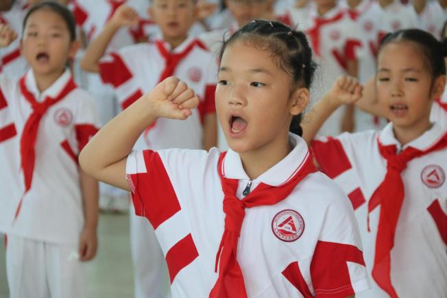 高举队旗跟党走做新时代好少年人大附中三亚学校举行2025级新队员入队仪式_41.jpg