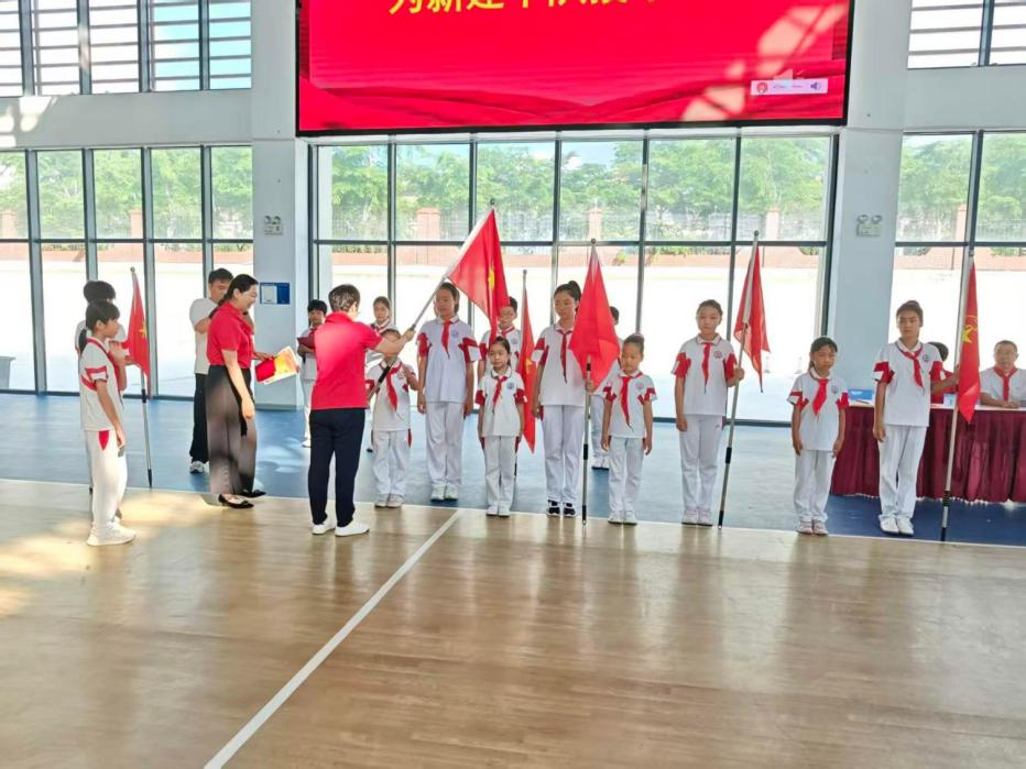 高举队旗跟党走做新时代好少年人大附中三亚学校举行2025级新队员入队仪式_45.jpg