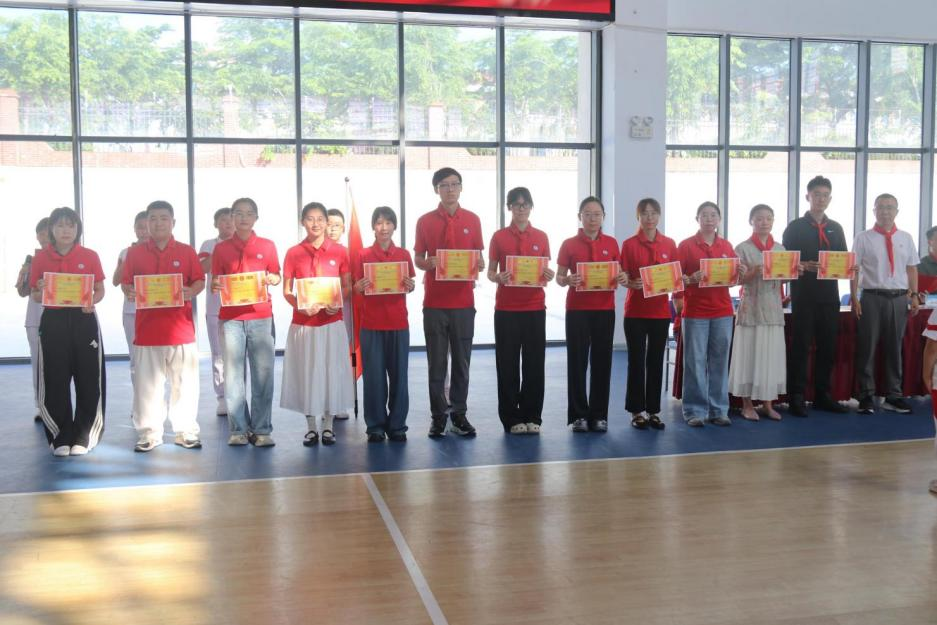 高举队旗跟党走做新时代好少年人大附中三亚学校举行2025级新队员入队仪式_48.jpg