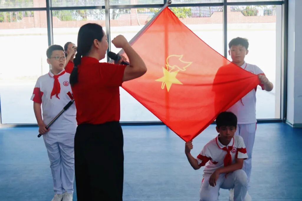 高举队旗跟党走做新时代好少年人大附中三亚学校举行2025级新队员入队仪式_40.jpg