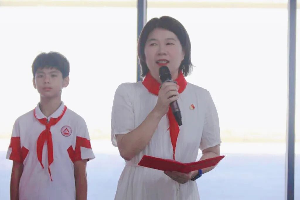 高举队旗跟党走做新时代好少年人大附中三亚学校举行2025级新队员入队仪式_49.jpg