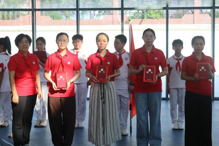 高举队旗跟党走做新时代好少年人大附中三亚学校举行2025级新队员入队仪式_47.jpg