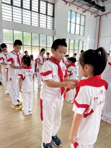 高举队旗跟党走做新时代好少年人大附中三亚学校举行2025级新队员入队仪式_36.jpg