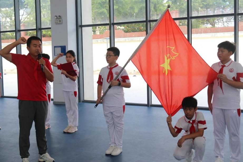 高举队旗跟党走做新时代好少年人大附中三亚学校举行2025级新队员入队仪式_50.jpg