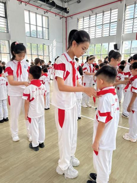 高举队旗跟党走做新时代好少年人大附中三亚学校举行2025级新队员入队仪式_39.jpg