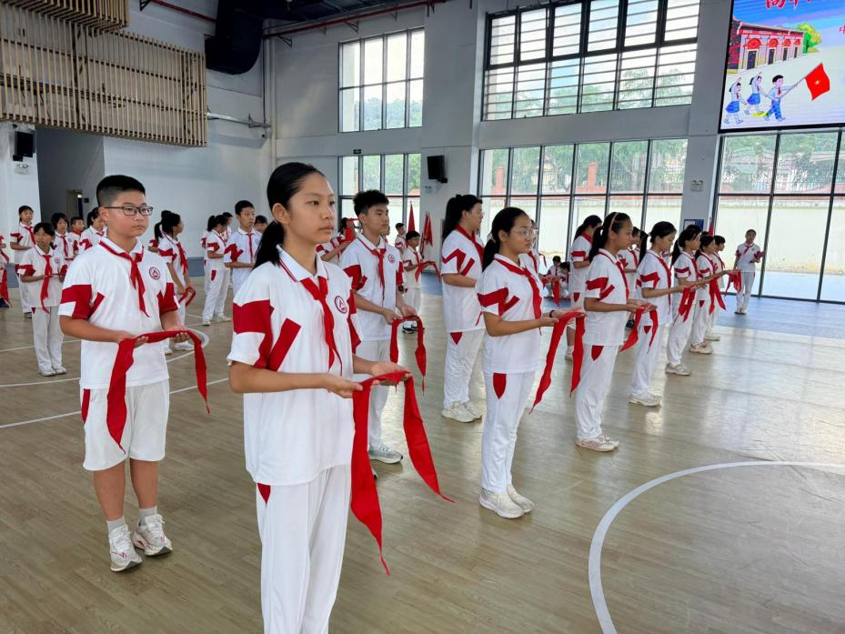 高举队旗跟党走做新时代好少年人大附中三亚学校举行2025级新队员入队仪式_35.jpg